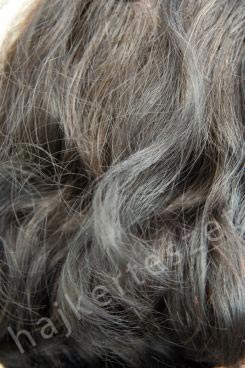 Őszülés: a hajszálak először kiszürkülnek, majd fokozatosan fehérré válnak
